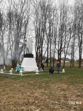 У Памятника землякам, погибшим в годы Великой Отечественной войны